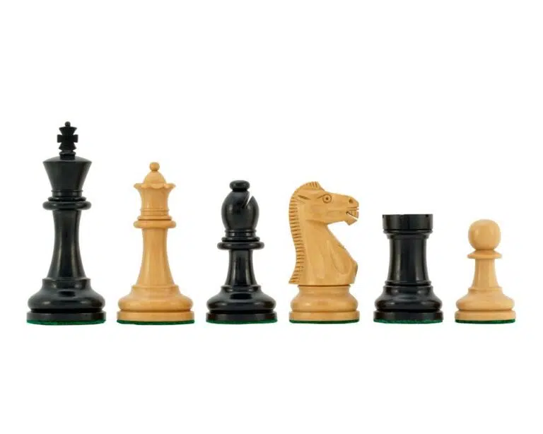 Schachfiguren Staunton Supreme III aus Ebenholz nebeneinander auf weißem Hintergrund