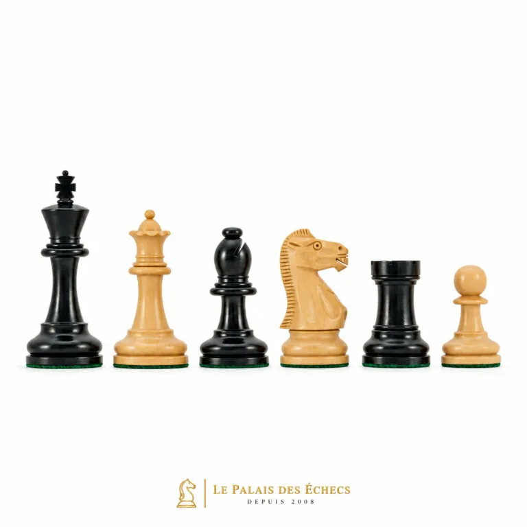 Schachfiguren Staunton Supreme III aus Ebenholz nebeneinander auf weißem Hintergrund