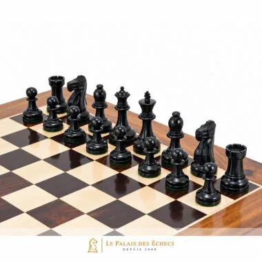 Schwarze Figuren des Schachspiels Staunton Supreme III auf dem Schachbrett aufgestellt