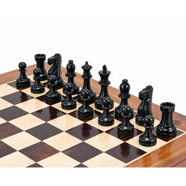 Schwarze Figuren des Schachspiels Staunton Supreme III auf dem Schachbrett aufgestellt