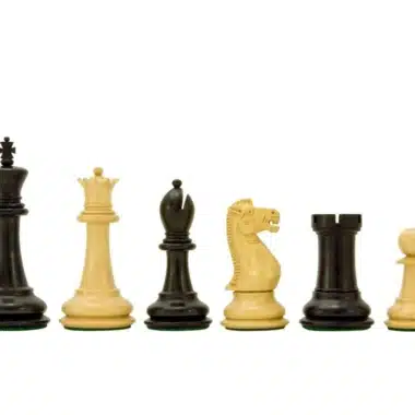 Komplettes Set der Victoria III Figuren nach Größe sortiert, vom König bis zum Bauer