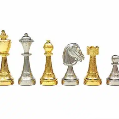Aufgereihte Schachfiguren mit König, Dame, Läufer, Springer, Turm und Bauer