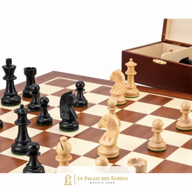 Buchsbaum- und ebonisierte Buchsbaumfiguren mitten im Spiel, Birken-Aufbewahrungsbox im Hintergrund