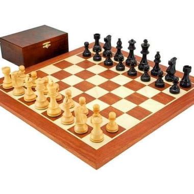Ensemble "French Knight Black" Echiquier en Bois d'Acajou et d'Erable, Jeu d'Echecs en Bois de Buis & Coffret de Rangement en Bois de Bouleau