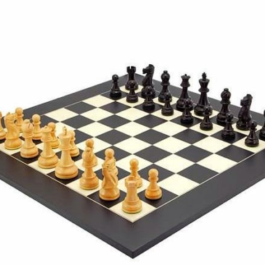 Ensemble "Frankfurt" Echiquier en Bois d'Erable et Jeu d'Echecs en Bois de Buis