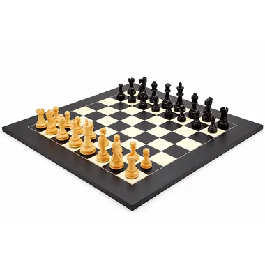 Frankfurt-Set im Spiel, helle und dunkle Figuren auf Ahorn-Schachbrett