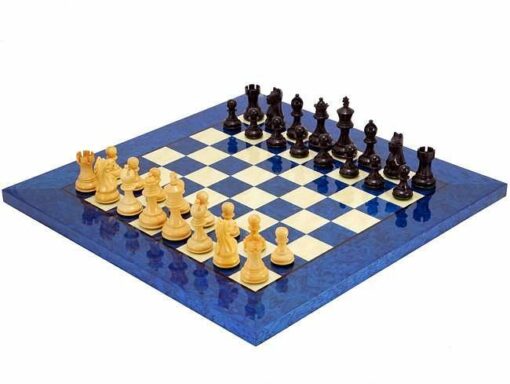 Set "Fierce Knight" Schachbrett aus blauem Wurzelahorn und Schachspiel aus Ebenholz und Buchsbaumholz