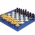 Set "Fierce Knight" Schachbrett aus blauem Wurzelahorn und Schachspiel aus Ebenholz und Buchsbaumholz
