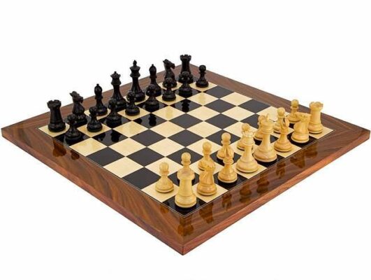 Elegantes Ensemble, Schachbrett aus Palisanderwurzel und Ahornholz & Schachspiel aus Ebenholz