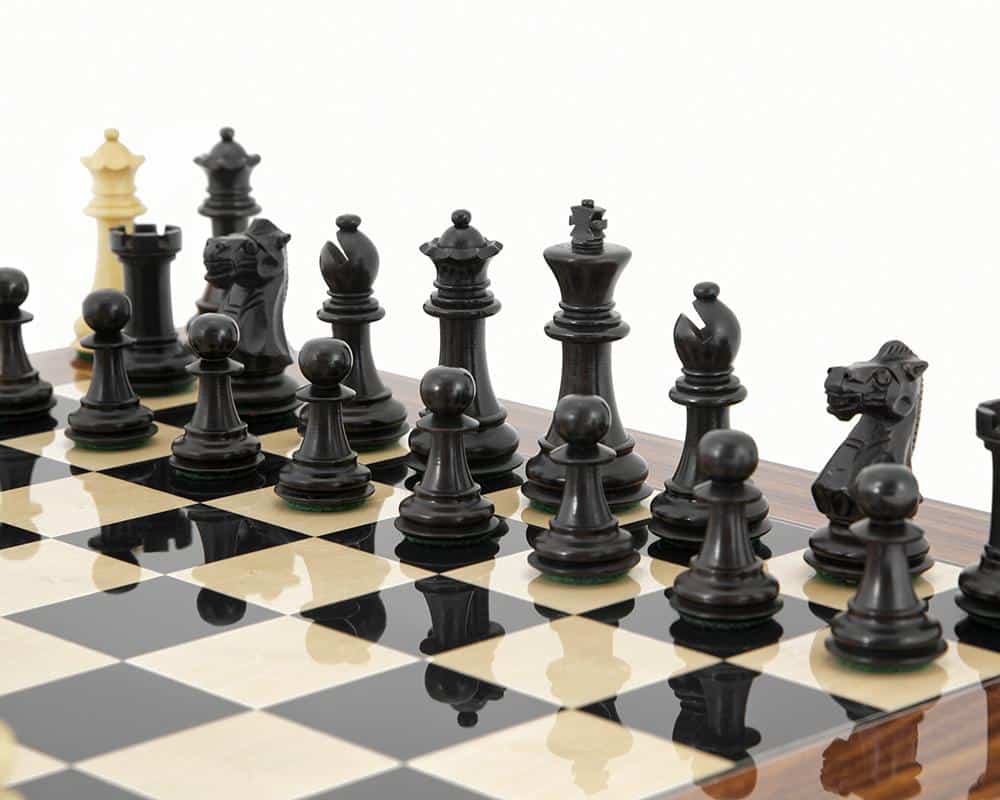 Set "Alter Englisch IV" Schachbrett aus Holz Design und Schachfiguren aus Buchsbaum und schwarz gefärbtem Buchsbaum – Bild 2