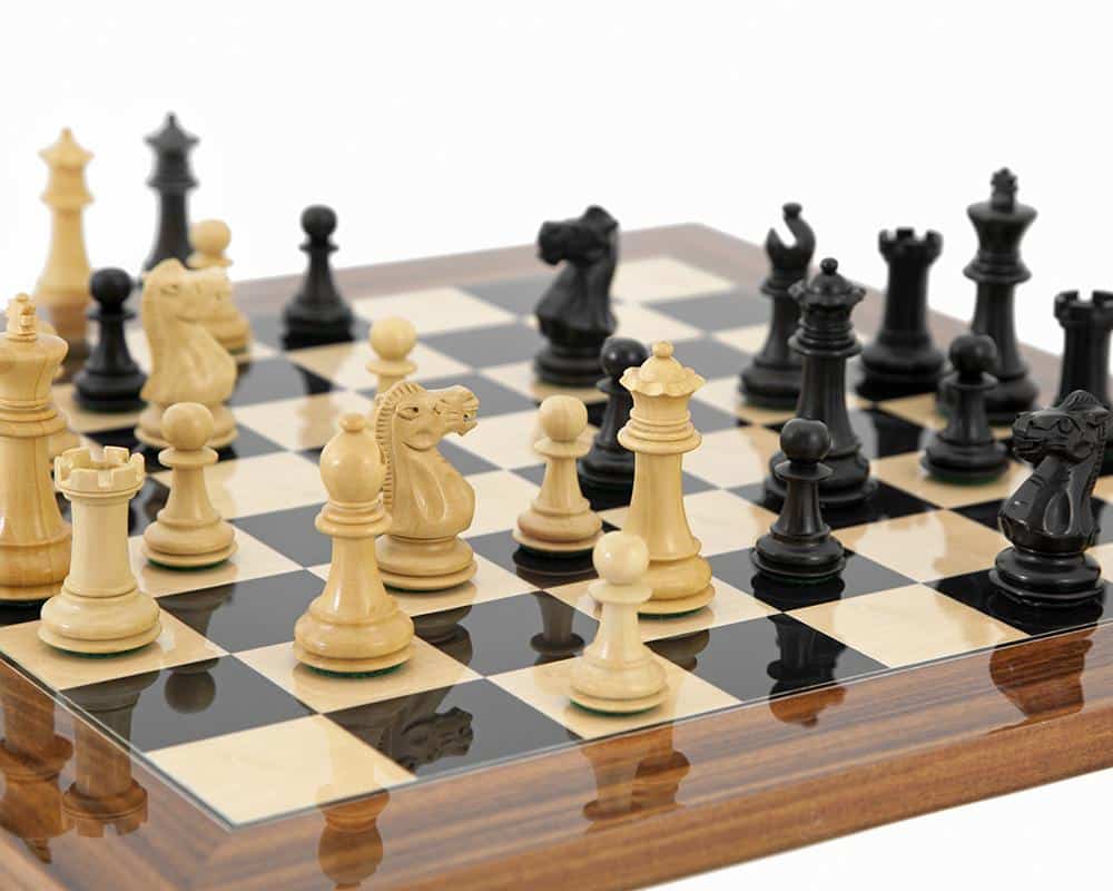 Set "Alter Englisch IV" Schachbrett aus Holz Design und Schachfiguren aus Buchsbaum und schwarz gefärbtem Buchsbaum – Bild 4