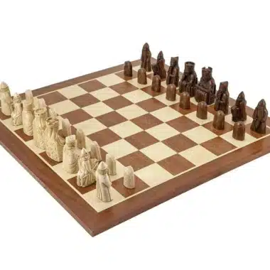 Giant Lewis-Insel Schachbrettset aus Ahorn- und Mahagoniholz und Lewis-Insel Schachspiel