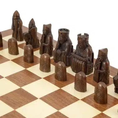 Riesiges Isle-of-Lewis-Schachbrettset aus Ahorn- und Mahagoniholz und Lewis-Insel Schachspiel – Bild 3