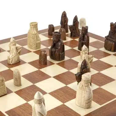 Alternative view of Giant Lewis-Insel Schachbrettset aus Ahorn- und Mahagoniholz und Lewis-Insel Schachspiel