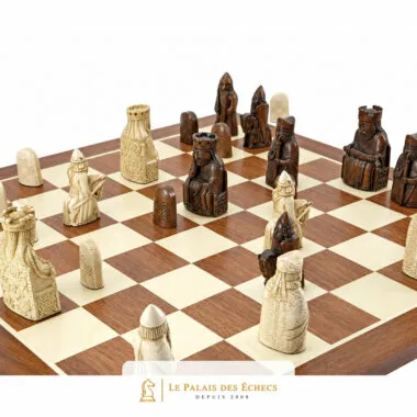 Nahaufnahme der aufgereihten Isle of Lewis Figuren auf dem Holzschachbrett