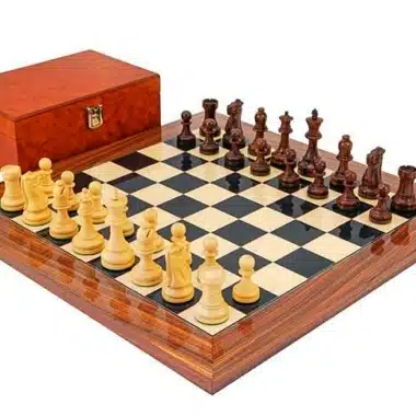 Supreme"-Set: Schachbrett aus Rosenholz, Schachspiel aus Rosen- und Buchsbaumholz & Aufbewahrungsbox aus Wurzelfurnier