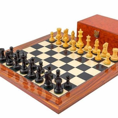 Ensemble "Supreme" Echiquier en Bois d'Erable et de Rose Doré, Jeu d'Echecs en Bois d'Ebene et Buis & Coffret de Rangement en Placage de Racines