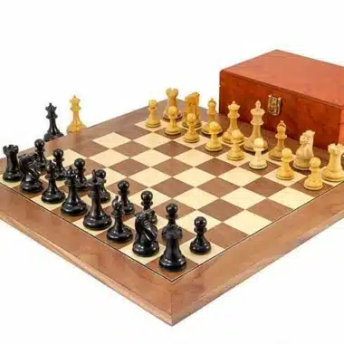 Set "Highgrove" Schachbrett aus Ahorn- und Walnussholz, Schachspiel aus ebonisiertem Buchsbaumholz & Aufbewahrungskoffer aus Wurzelfurnier