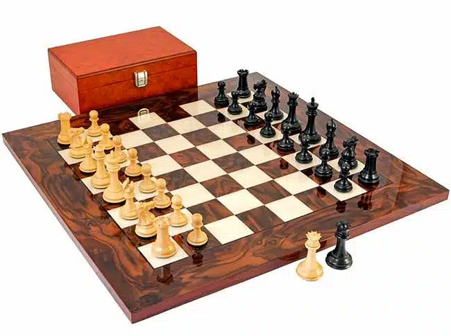 Souveränes Schachset aus Holz und Ahornwurzel, Schachspiel aus Ebenholz & Aufbewahrungsbox aus Furnierwurzel