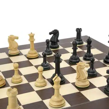Nahaufnahme der schwarzen und weißen Figuren in Position auf dem Brett