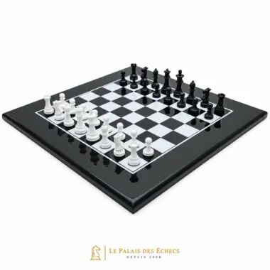 Zweifarbiges Schachspiel in Schwarz und Weiß, Gesamtansicht auf dem Brett