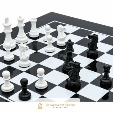 Schwarze und weiße Holzfiguren mitten im Spiel auf dem Schachbrett aufgestellt