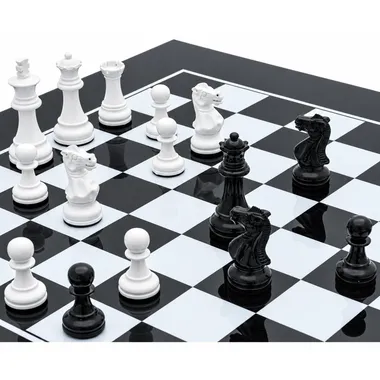 Schwarze und weiße Holzfiguren mitten im Spiel auf dem Schachbrett aufgestellt