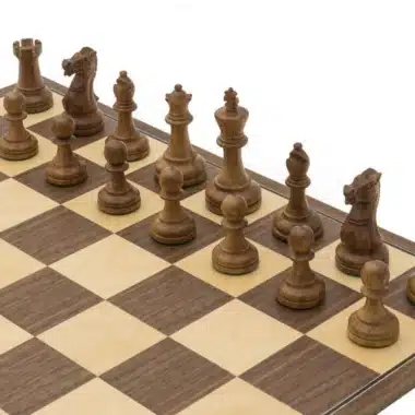 Dunkle Rosenholzfiguren diagonal auf den Feldern des Schachbretts aufgereiht