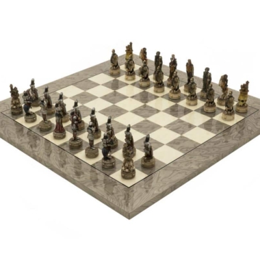 Set Dark Fantasy Schachbrett aus grauem Eschenholz und Schachspiel aus Harz