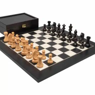Knight Design Schachbrett aus Pappelholz in Schwarz und Ahornholz in Weiß & Schachspiel aus ebonisiertem Buchsbaumholz mit Aufbewahrungsbox