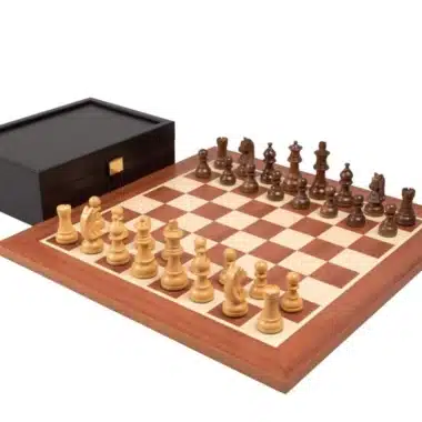 Novizen-Set Schachbrett aus Mahagoniholz, Schachspiel aus Akazien- und Buchsbaumholz & Aufbewahrungsbox aus Wengeholz