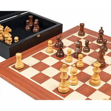 Akazien-Schachfiguren auf dem Mahagoni-Schachbrett neben der geöffneten Box