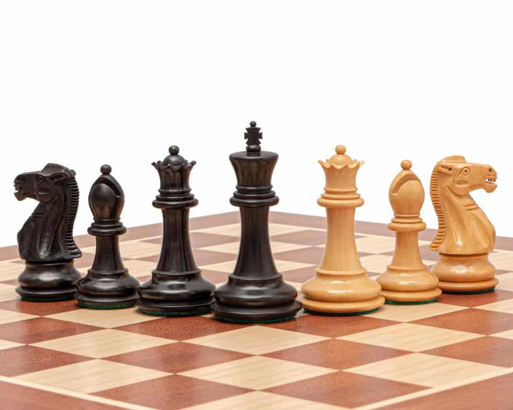 Set "Flamme de Guerre" Schachbrett aus Mahagoni und Schachfiguren aus Ebenholz und Buchsbaum – Bild 6