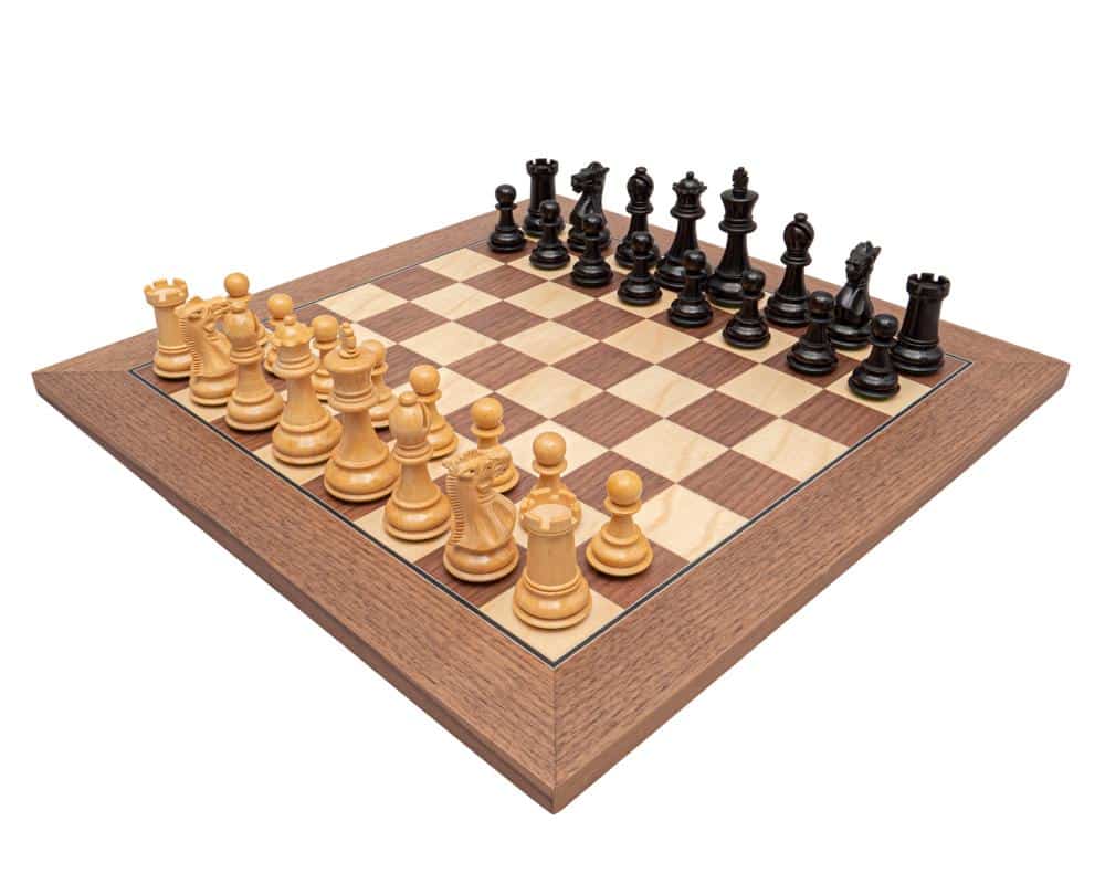 Set Altenglisch III Schachbrett aus Nussbaum und Ahorn und Schachspiel aus Ebonisiertem Buchsbaum