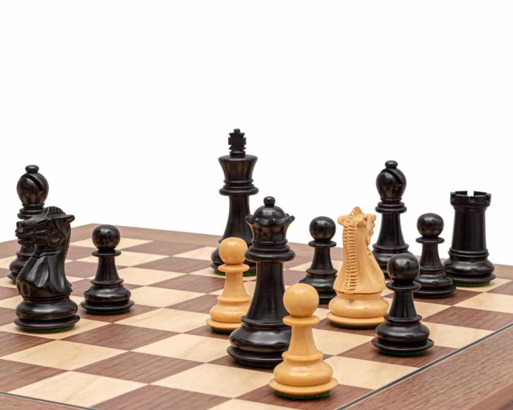 Set Altenglisch III Schachbrett aus Nussbaum und Ahorn und Schachspiel aus Ebonisiertem Buchsbaum – Bild 2