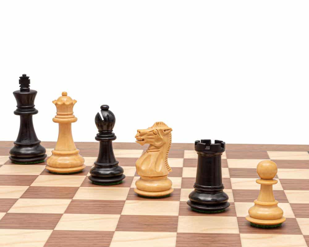 Set Altenglisch III Schachbrett aus Nussbaum und Ahorn und Schachspiel aus Ebonisiertem Buchsbaum – Bild 5