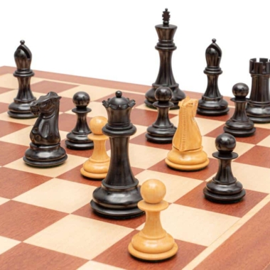 Alternative view of Set Abtei Schachbrett aus Mahagoni und Ahorn und Schachspiel aus Buchsbaum und schwarz gefärbtem Buchsbaum