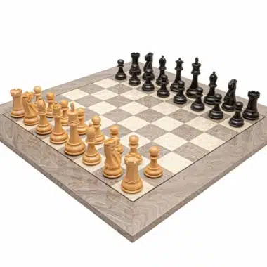 Set "Victoria III" Schachbrett aus Ahornholz und Eschenlupenholz & Schachfiguren aus Buchsbaumholz und ebonisiertem Buchsbaumholz
