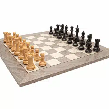 Schachbrett aus Ahorn und Eschenmaser mit Figuren in Startaufstellung