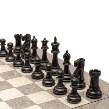 Detailansicht der schwarzen Figuren aus ebonisiertem Buchsbaum auf dem Eschenmaser-Brett