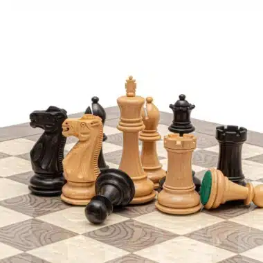 Schachfiguren aus Buchsbaum und ebonisiertem Buchsbaum auf dem Eschenmaser-Schachbrett