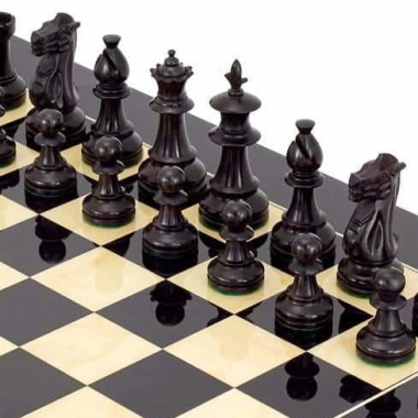 Ensemble "Fleur Noire" Echiquier en Bois d'Erable & Jeu d'Echecs en Bois de Buis