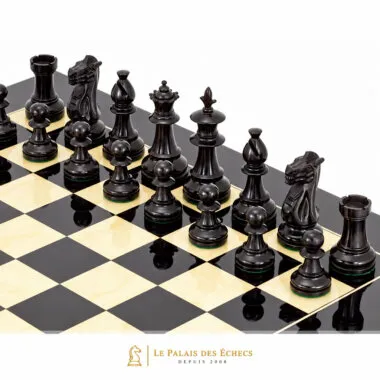 Schwarze Buchsbaumfiguren von oben auf dem Ahorn-Schachbrett