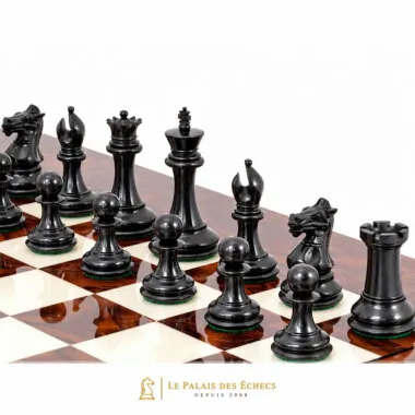 Schwarze Ebenholzfiguren aufgereiht auf dem Ahornmaser-Schachbrett