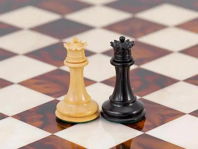 Souveränes Schachset aus Holz und Ahornwurzel, Schachspiel aus Ebenholz & Aufbewahrungsbox aus Furnierwurzel – Bild 6