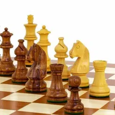 Championship"-Set Schachbrett aus Mahagoni- und Ahornholz, Schachspiel aus vergoldetem Rosenholz und Buchsbaumholz & Aufbewahrungskiste aus Birkenholz