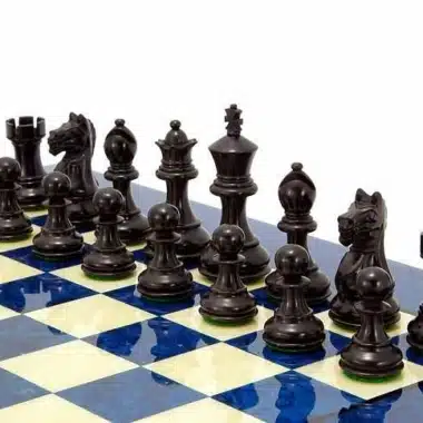 Set "Fierce Knight" Schachbrett aus blauem Wurzelahorn und Schachspiel aus Ebenholz und Buchsbaumholz