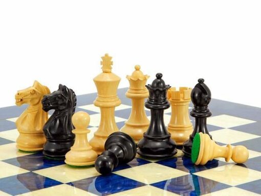 Set "Fierce Knight" Schachbrett aus blauem Wurzelahorn und Schachspiel aus Ebenholz und Buchsbaumholz