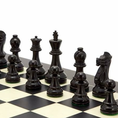 Ensemble "Frankfurt" Echiquier en Bois d'Erable et Jeu d'Echecs en Bois de Buis