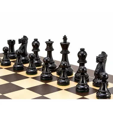 Schwarze Schachfiguren des Frankfurt-Sets auf dem Wenge-Schachbrett aufgereiht